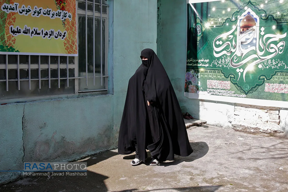 تولید جهادی ماسک و لباس گان توسط بانوان طلبه در مشهد