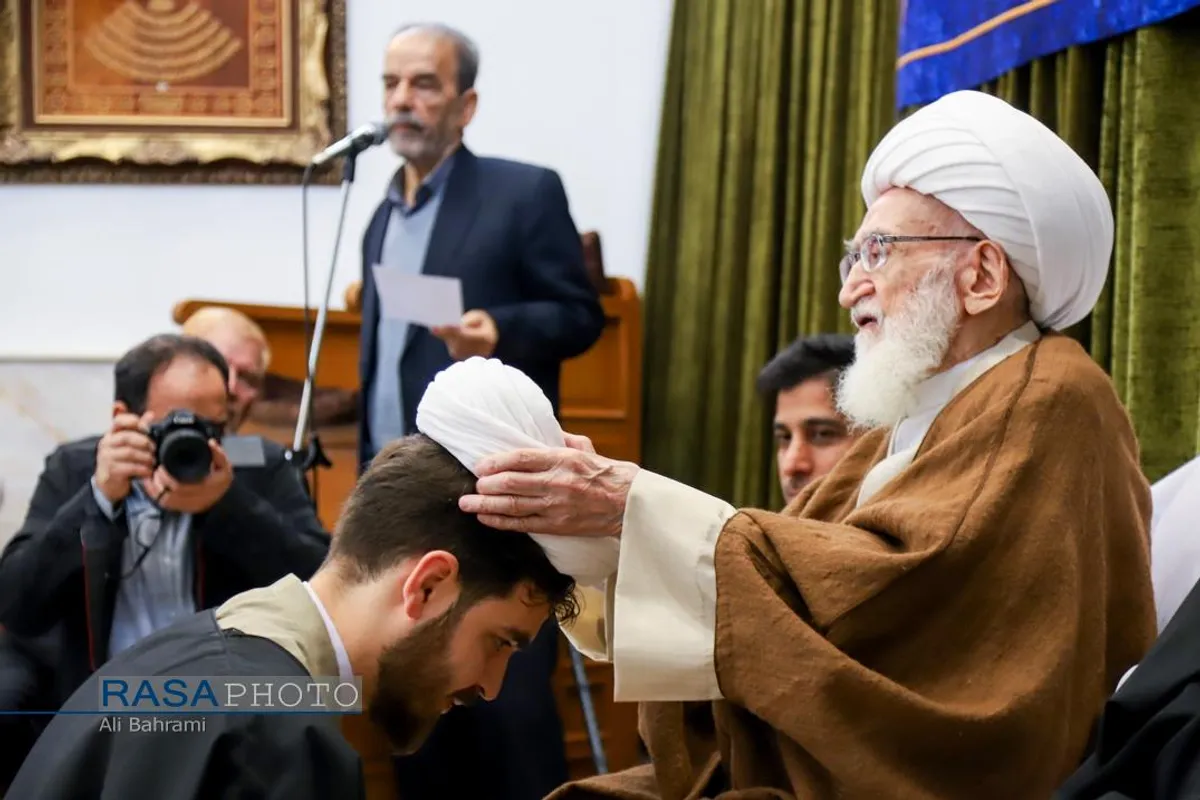 جشن روز مبعث و عمامه&zwnj;گذاری تعدادی از طلاب حوزه علمیه قم در بیوت مراجع تقلید