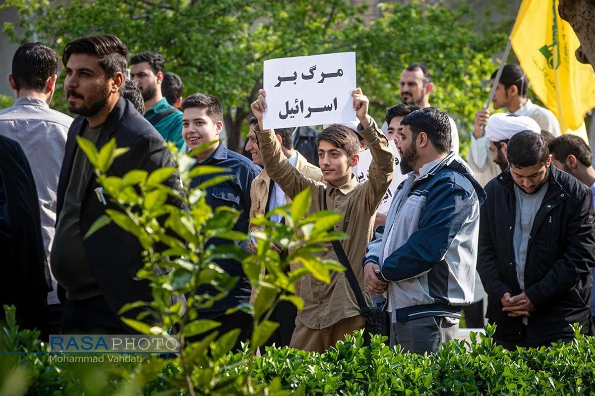 تجمع طلاب مدرسه علمیه مروی تهران در حمایت از عملیات نیروهای مسلح