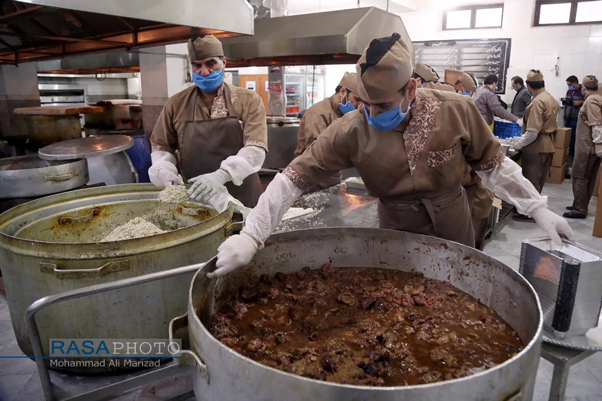 طبخ و توزیع غذای متبرک حرم مطهر امام رضا (علیه السلام) بین بیماران کرونایی در قم