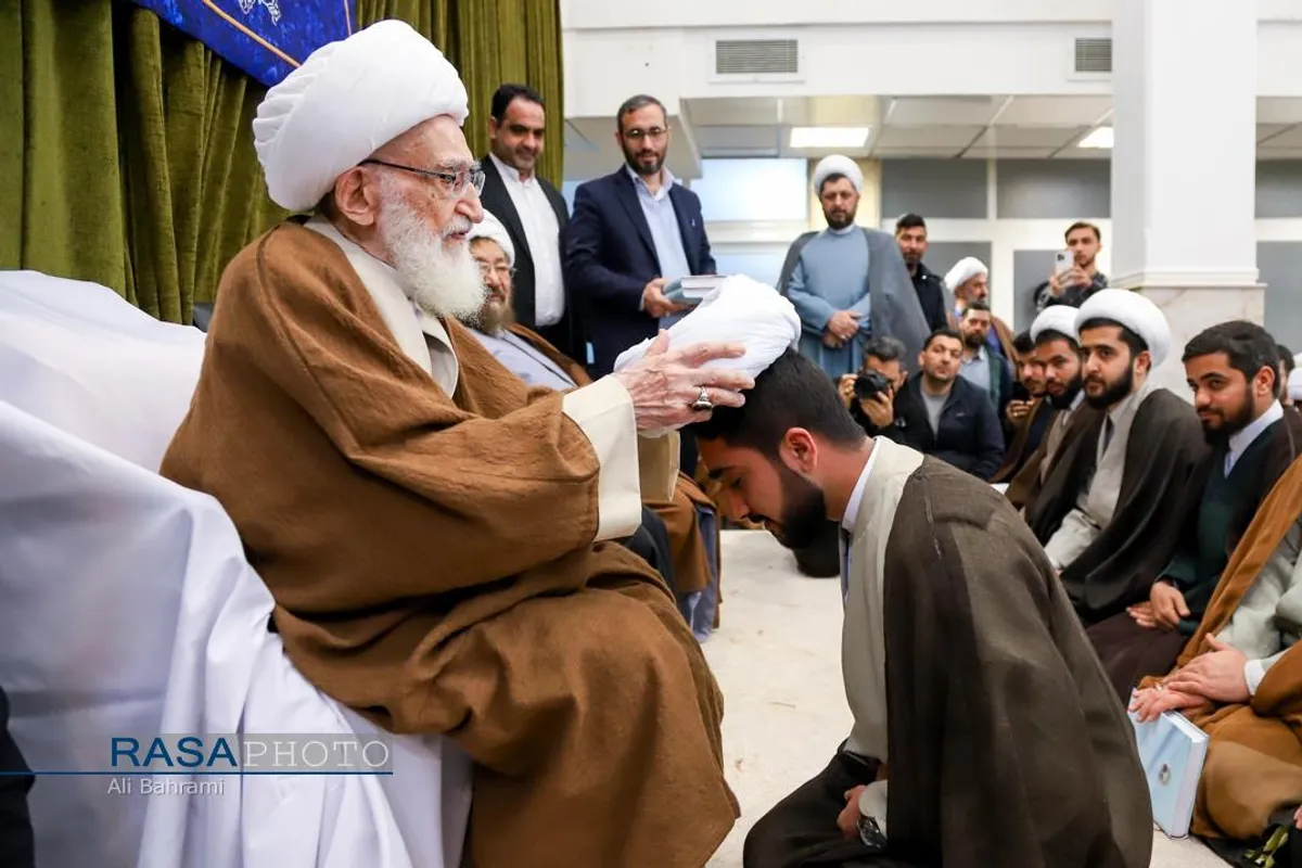 جشن روز مبعث و عمامه&zwnj;گذاری تعدادی از طلاب حوزه علمیه قم در بیوت مراجع تقلید