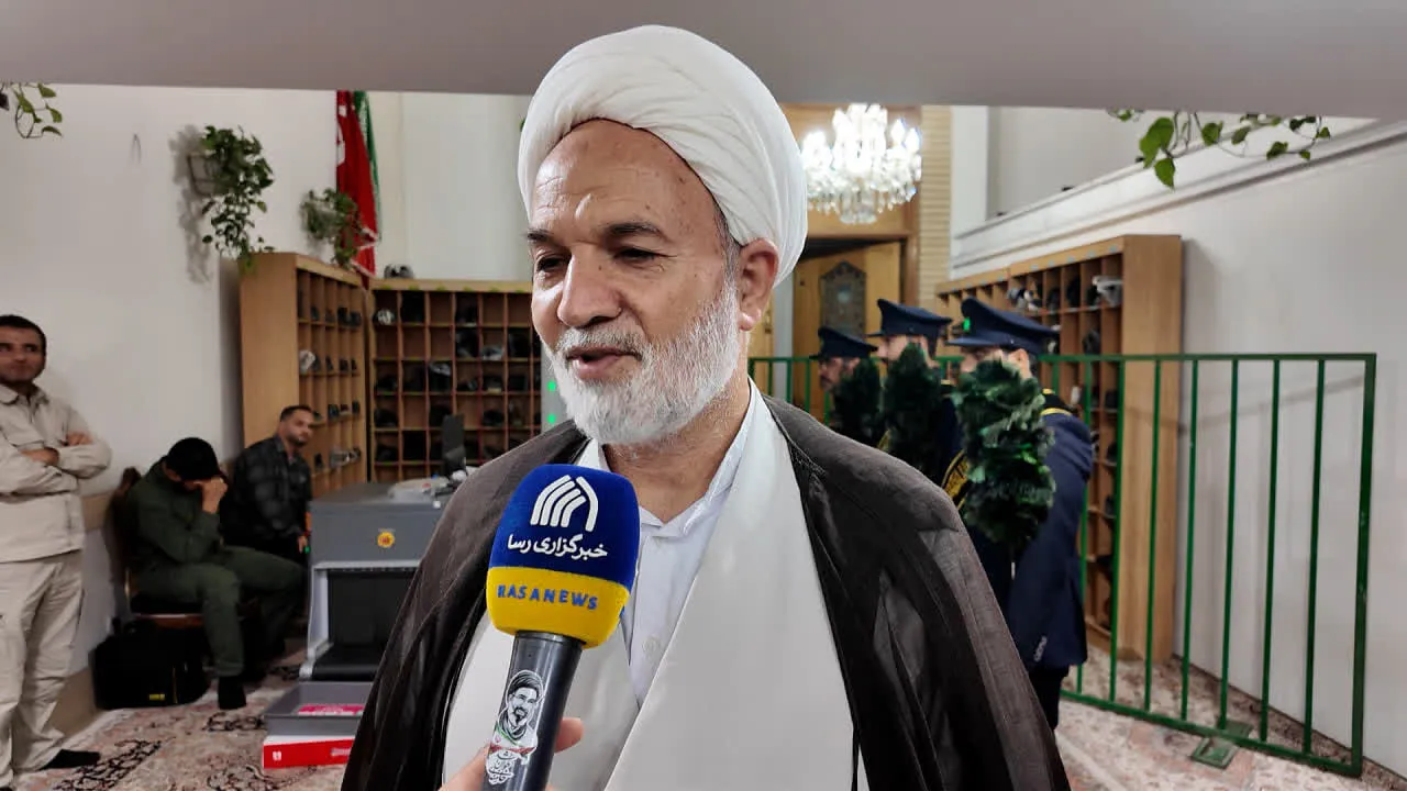 رهبر شهید انقلاب هیچ‌گاه از مردم فاصله نگرفتند