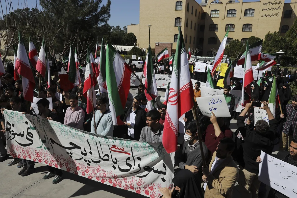 تجمع دانشجویان دانشگاه قم در محکومیت هتک حرمت پرچم جمهوری اسلامی ایران و مقدسات