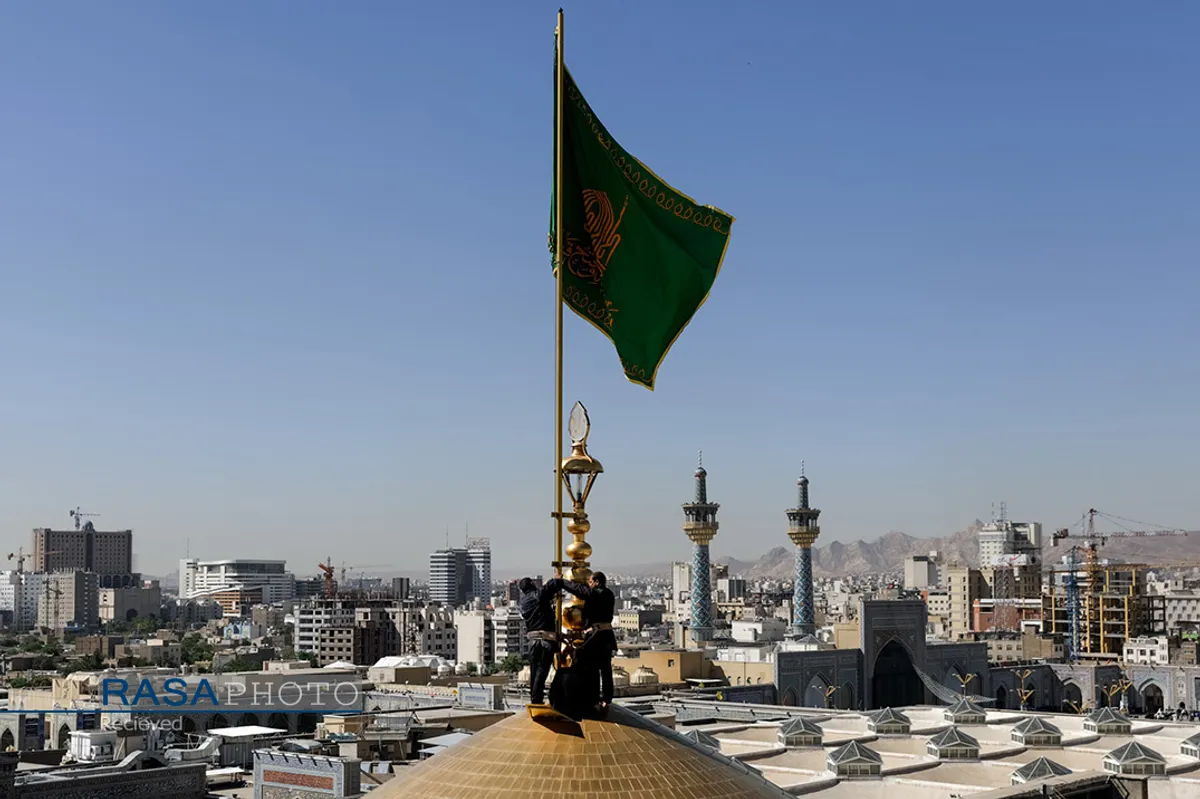 آیین تعویض پرچم گنبد منور رضوی در روز میلاد امام رضا(علیه&zwnj;السلام)