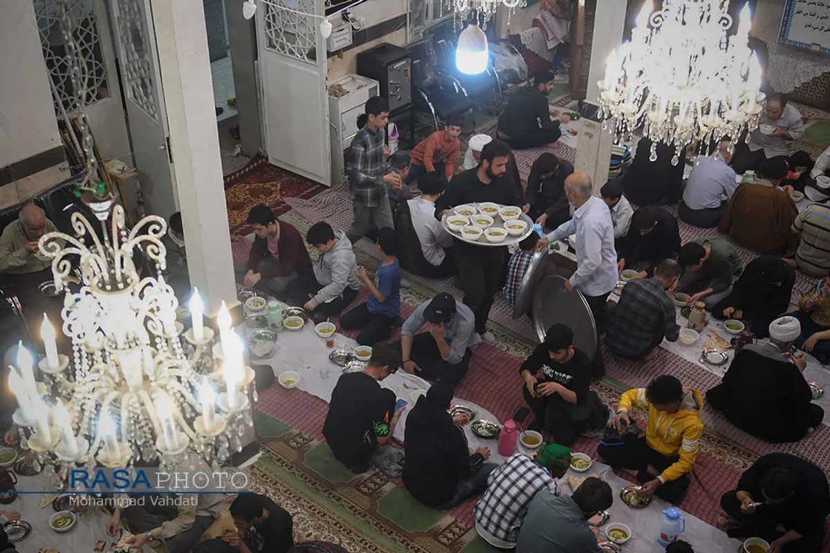 سفره پر برکت افطاری ساده در مسجد مدنی قم
