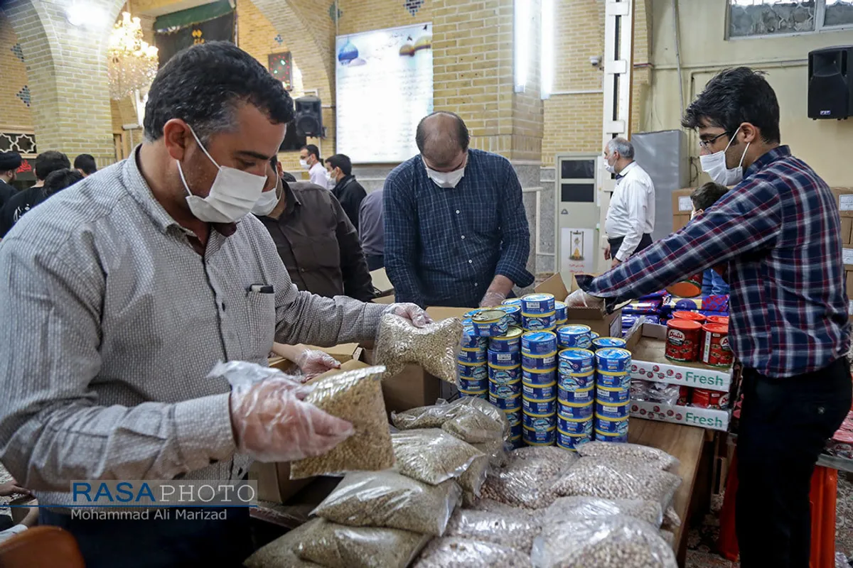 بسته بندی و توزیع ۱۵۰۰ بسته اقلام غذایی و بهداشتی در میان نیازمندان قم