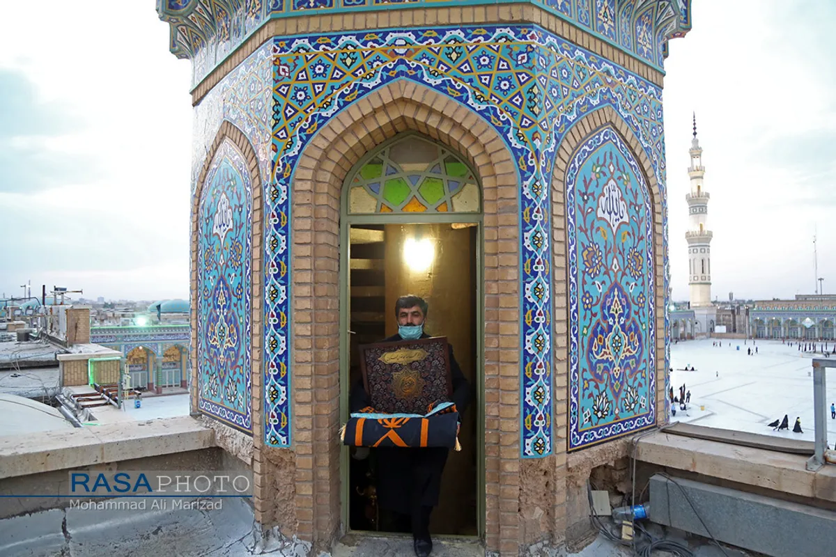 تعویض پرچم مسجد مقدس جمکران در آستانه ماه محرم