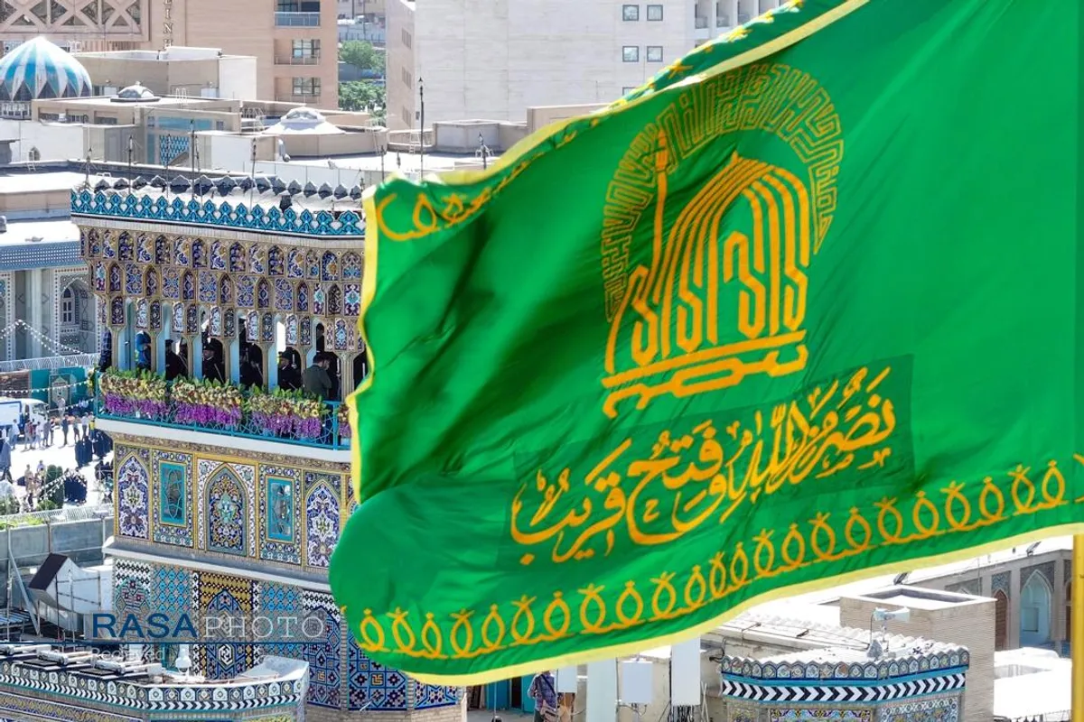 آیین تعویض پرچم گنبد منور رضوی در روز میلاد امام رئوف (ع)