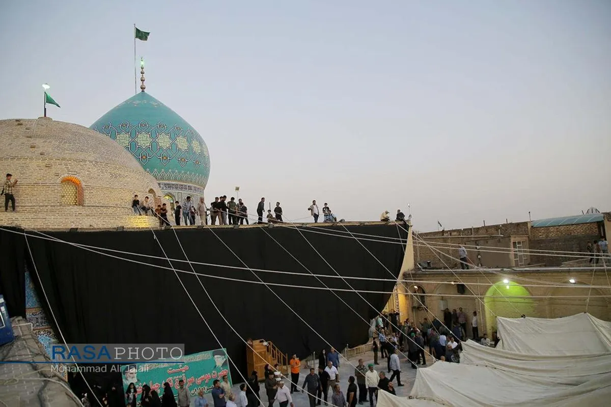 اهتزاز خیمه عزای حضرت ابا&zwnj;عبد&zwnj;الله&zwnj;الحسین (علیه السلام) در حرم امام زاده موسی مبقع قم در آستانه محرم