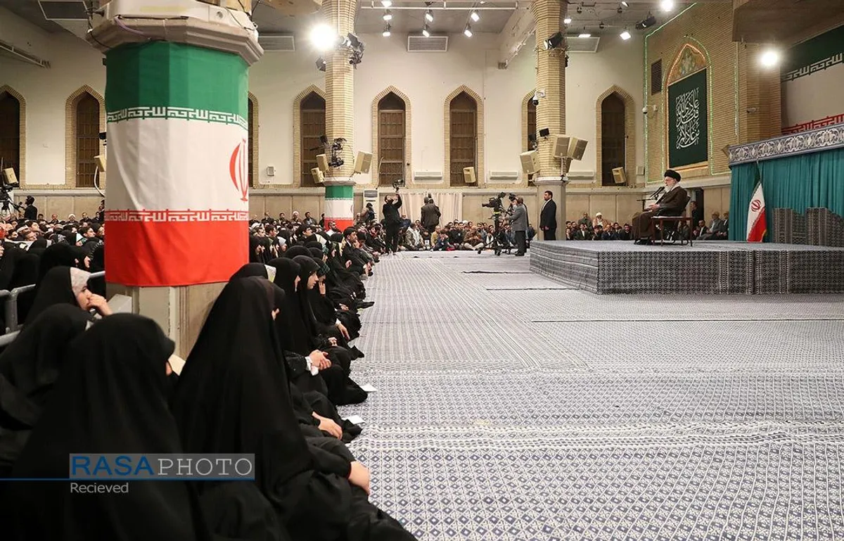 دیدار جمعی از رأی اولی&zwnj;ها و خانواده&zwnj;های شهدا با رهبر انقلاب
