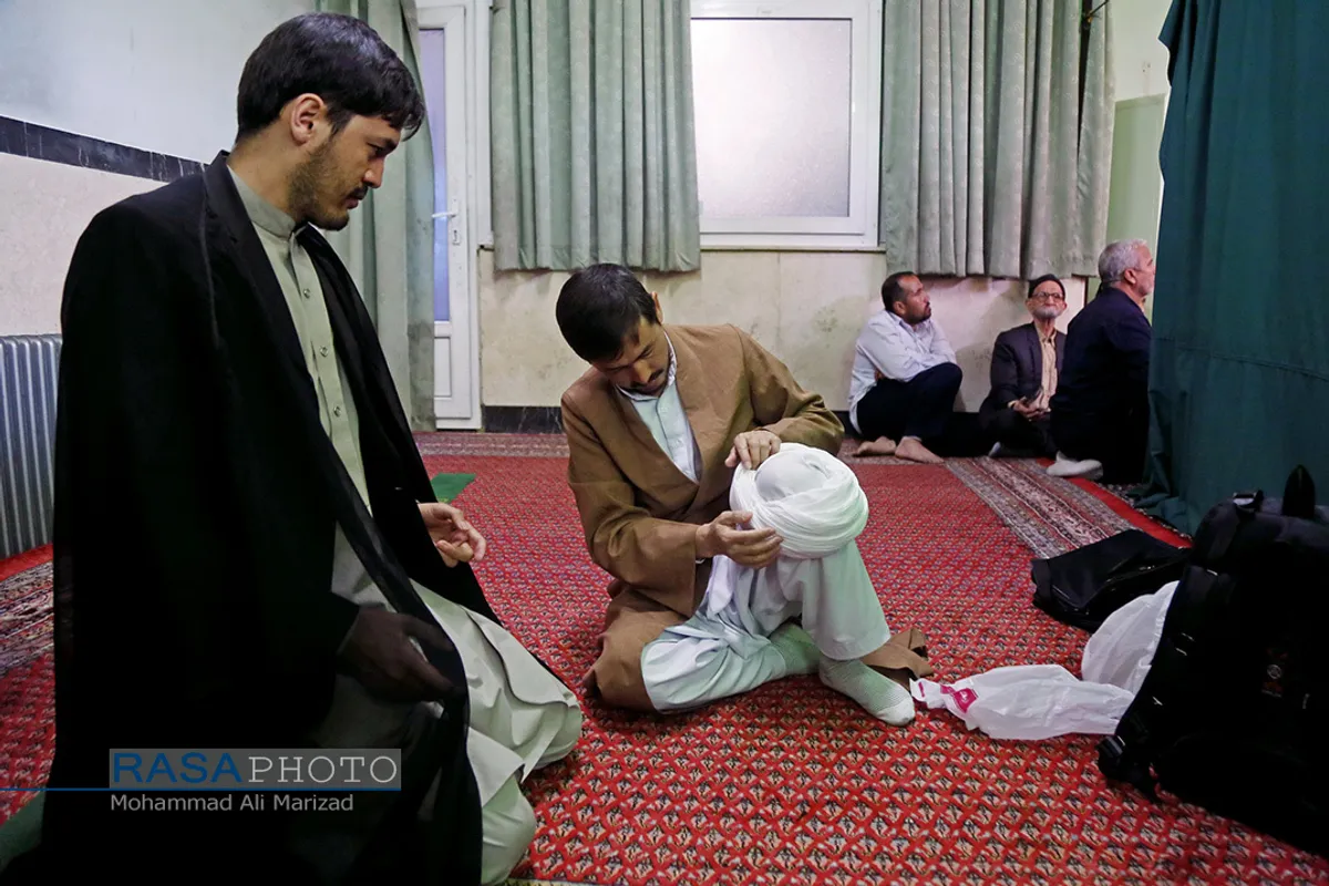 عمامه گذاری جمعی از طلاب حوزه علمیه قم در روز نیمه شعبان