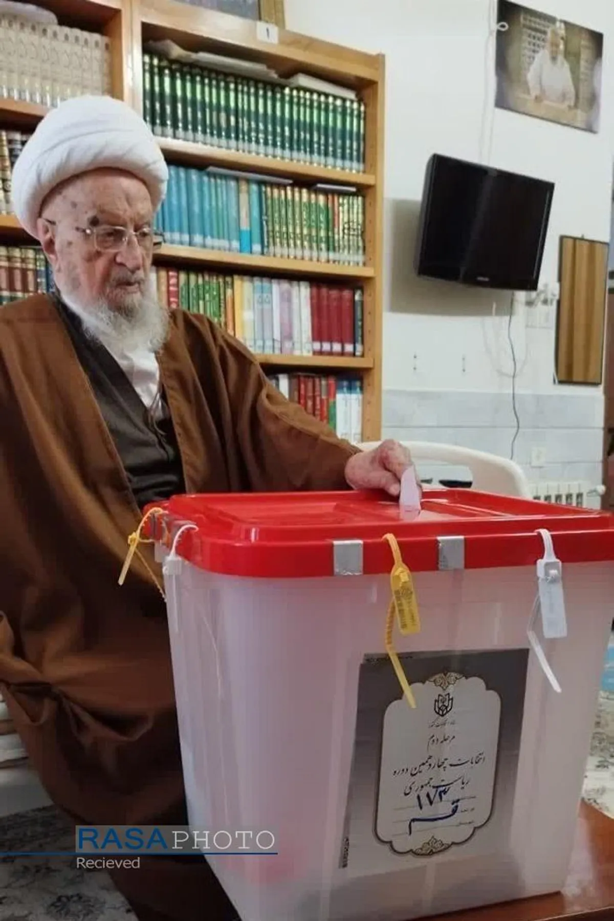 حضور حضرت آیت الله مکارم شیرازی در پای صندوق رای دومین دوره چهاردهمین انتخابات ریاست جمهوری