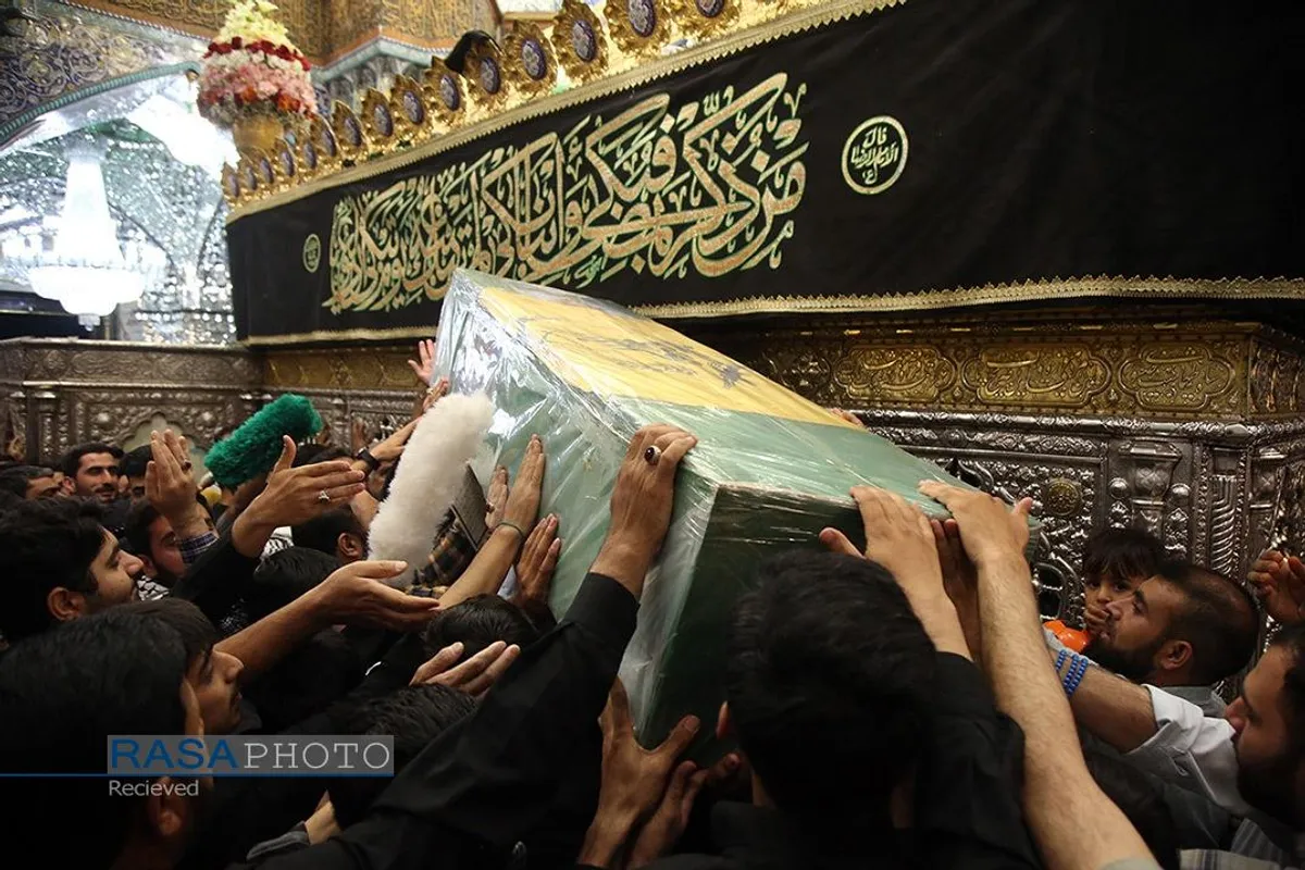 طواف پیکر شهید مدافع حرم در حریم مطهر حضرت معصومه(س)