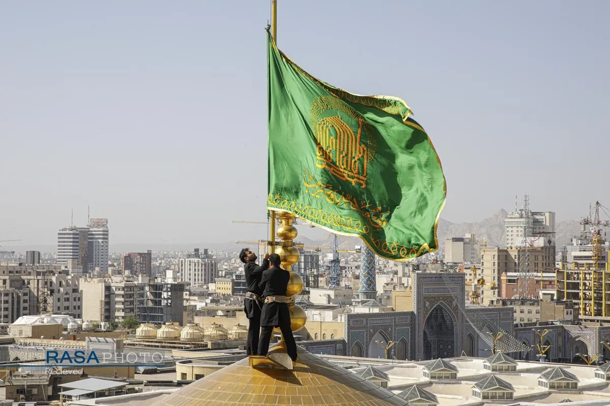 آیین تعویض پرچم گنبد منور رضوی در روز میلاد حضرت امام رضا (علیه&zwnj;السلام)