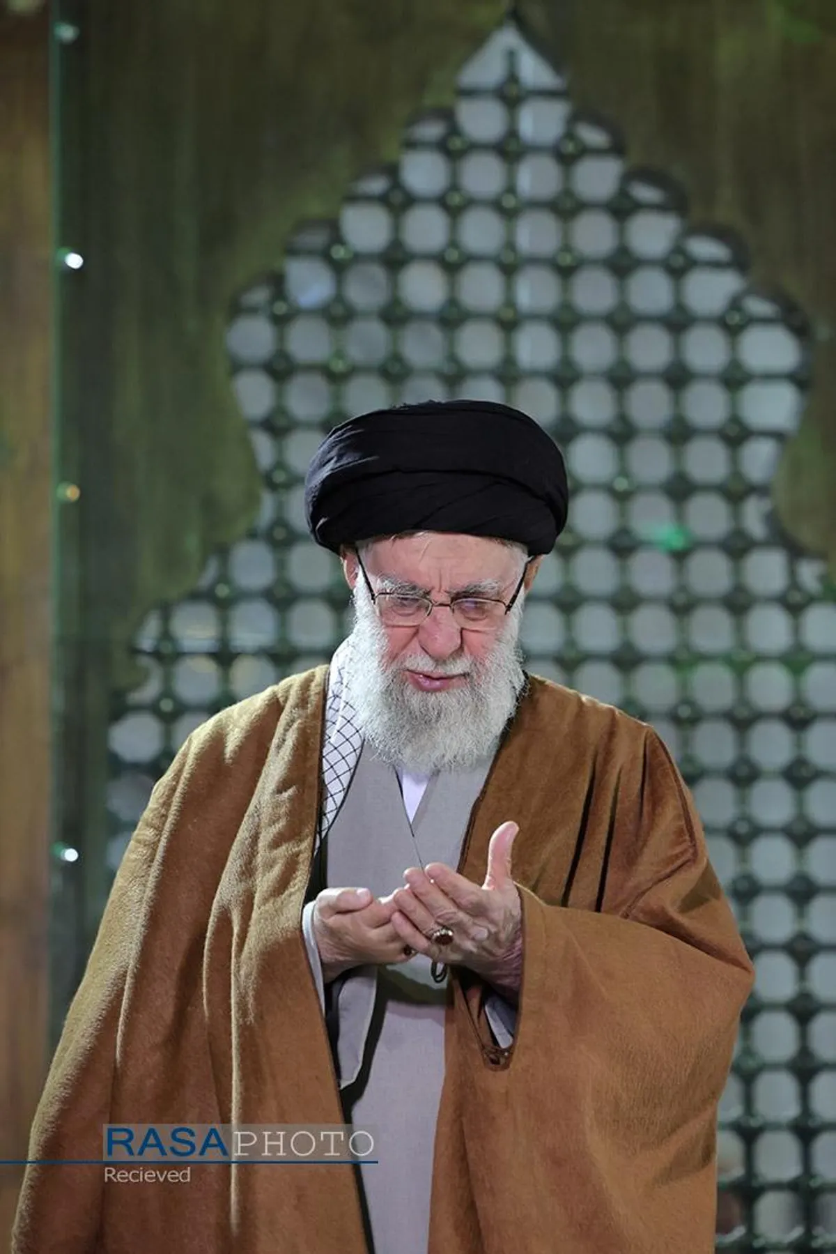 حضور مقام معظم رهبری در مرقد مطهر امام راحل (ره) و گلزار شهدای بهشت زهرا (سلام&zwnj;الله&zwnj;علیها)