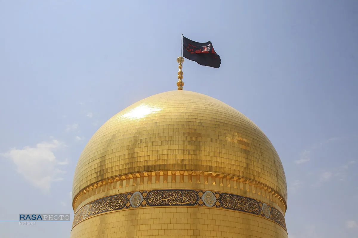 تعویض پرچم گنبد حرم حضرت فاطمه معصومه (س) در آغاز ماه ربیع
