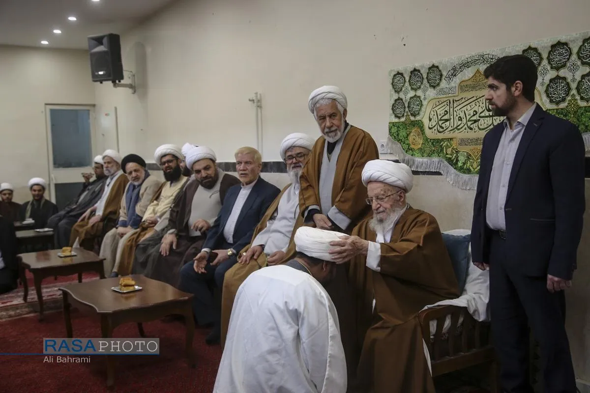 مراسم عمامه گذاری جمعی از طلاب حوزه علمیه قم در روز مبعث