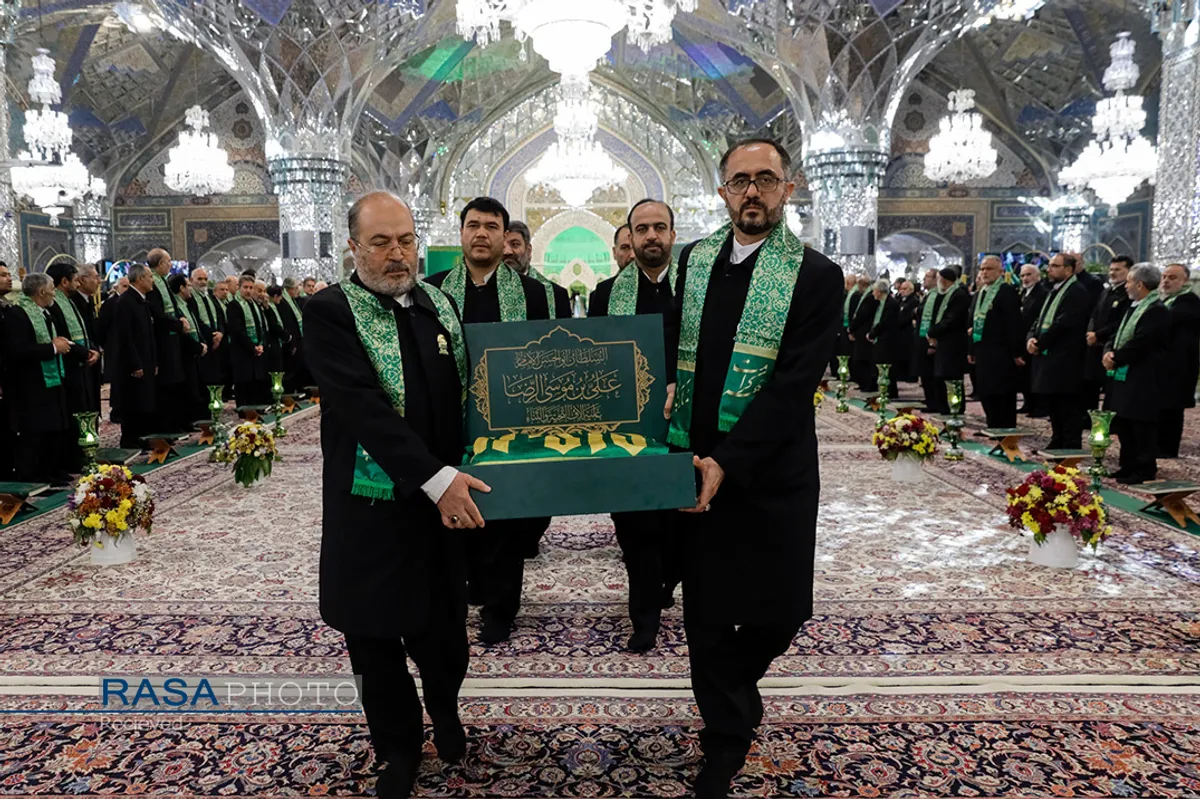 آیین تعویض پرچم گنبد منور رضوی در روز میلاد امام رضا(علیه&zwnj;السلام)