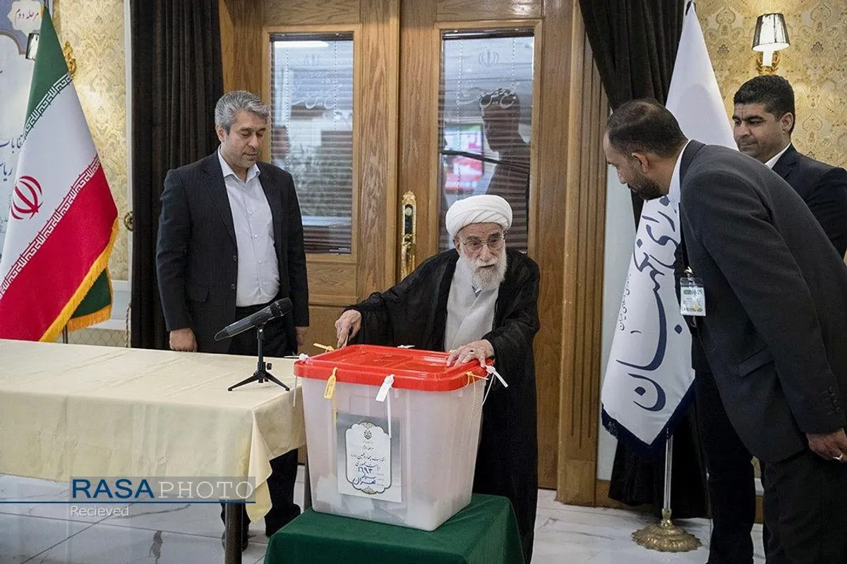 حضور آیت&zwnj;الله احمد جنتی دبیر شورای نگهبان در پای صندوق رای دومین دوره چهاردهمین انتخابات ریاست جمهوری