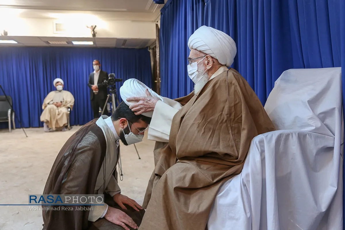 عمامه گذاری تعدادی از طلاب حوزه علمیه قم در روز میلاد حضرت زهرا (سلام الله علیها)