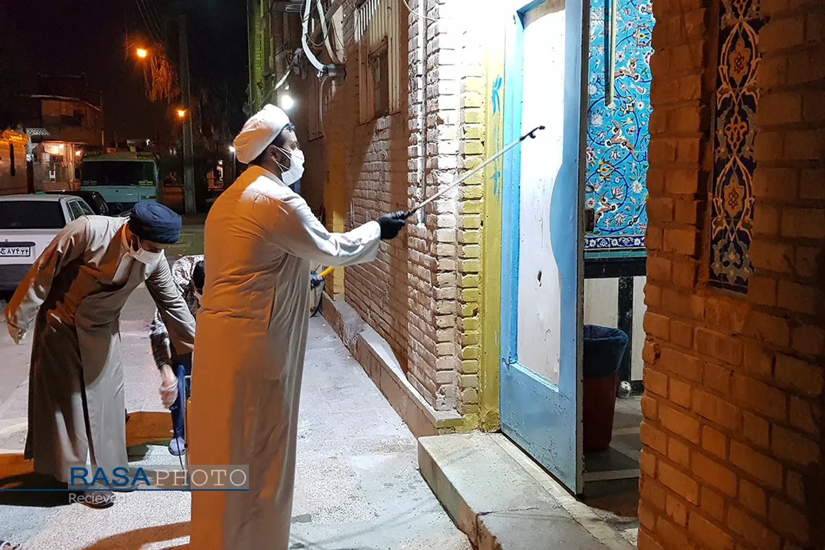 ضدعفونی اماکن مختلف شهرستان خرمشهر توسط طلاب مدرسه علمیه سیدالشهدا&lrm;ء (علیه السلام)