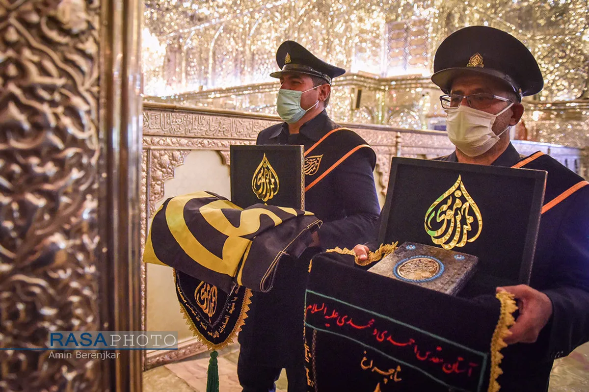 آیین تعویض پرچم حرم حضرت احمد بن موسی الکاظم در شیراز