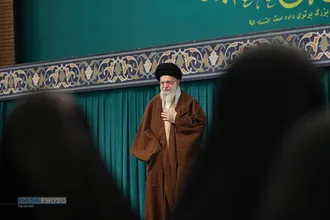 دیدار جمعی از خانواده&zwnj;های شهدای مدافع حرم و مقاومت در پنجمین سالگرد شهید سلیمانی با رهبر انقلاب