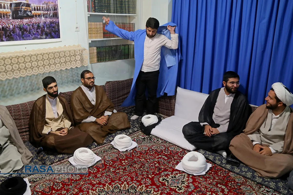 مراسم عمامه&zwnj;گذاری طلاب در بیوت مراجع تقلید در روز عید سعید غدیر