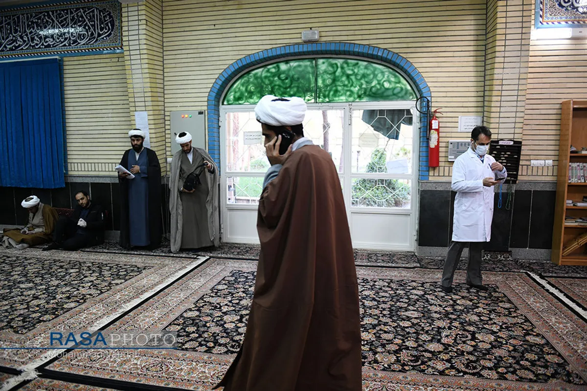تقدیر جمعی از طلاب از پزشکان و پرستاران فعال در درمان بیماران مبتلا به کرونا
