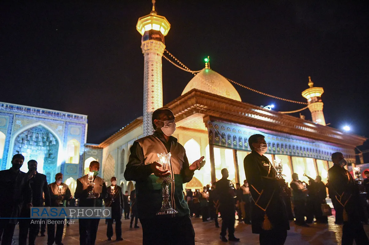 آیین لاله گردانی شب شام غریبان شهادت امام رضا(ع) در شیراز&lrm;