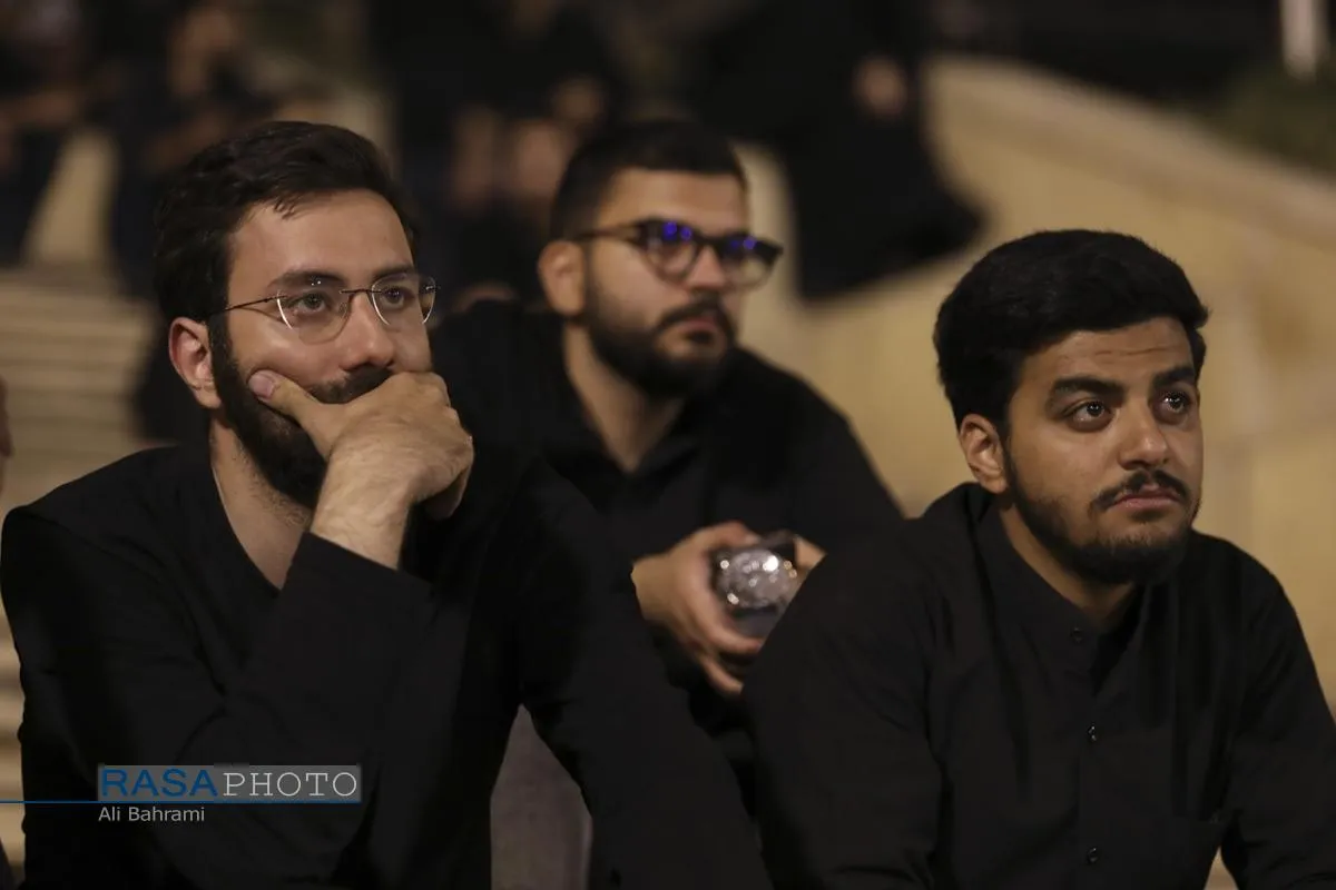 حال و هوای مصلی تهران ساعتی پیش از ورود پیکر مطهر رهبر شهید انقلاب