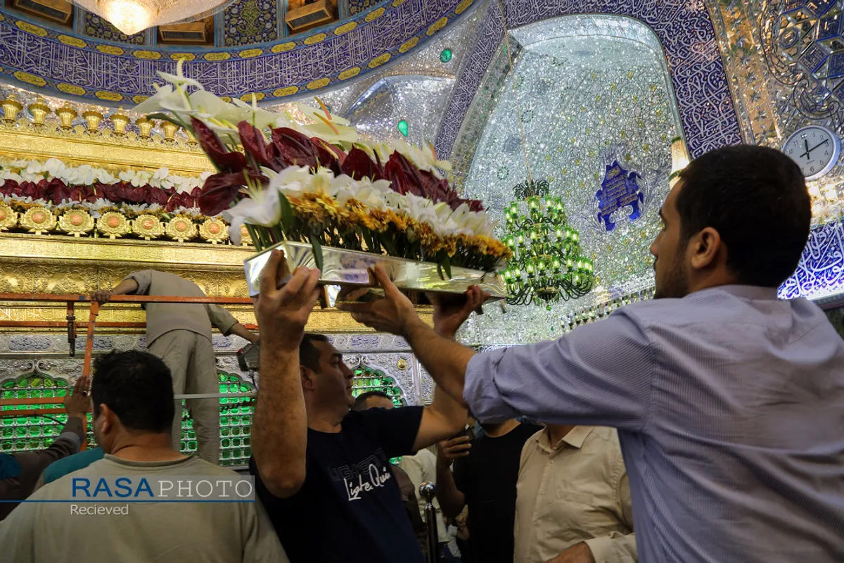 "گل آرایی ضریح مطهر حرم امام علی ع در آستانه عید بزرگ غدیر"