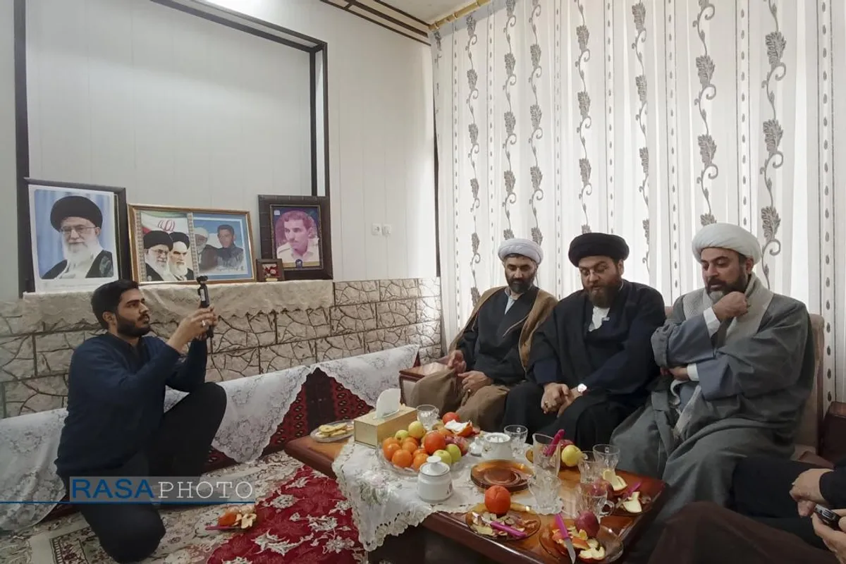 دیدار مدیرعامل و جمعی از مسئولان رسا با خانواده شهید احمدی&zwnj;تبار