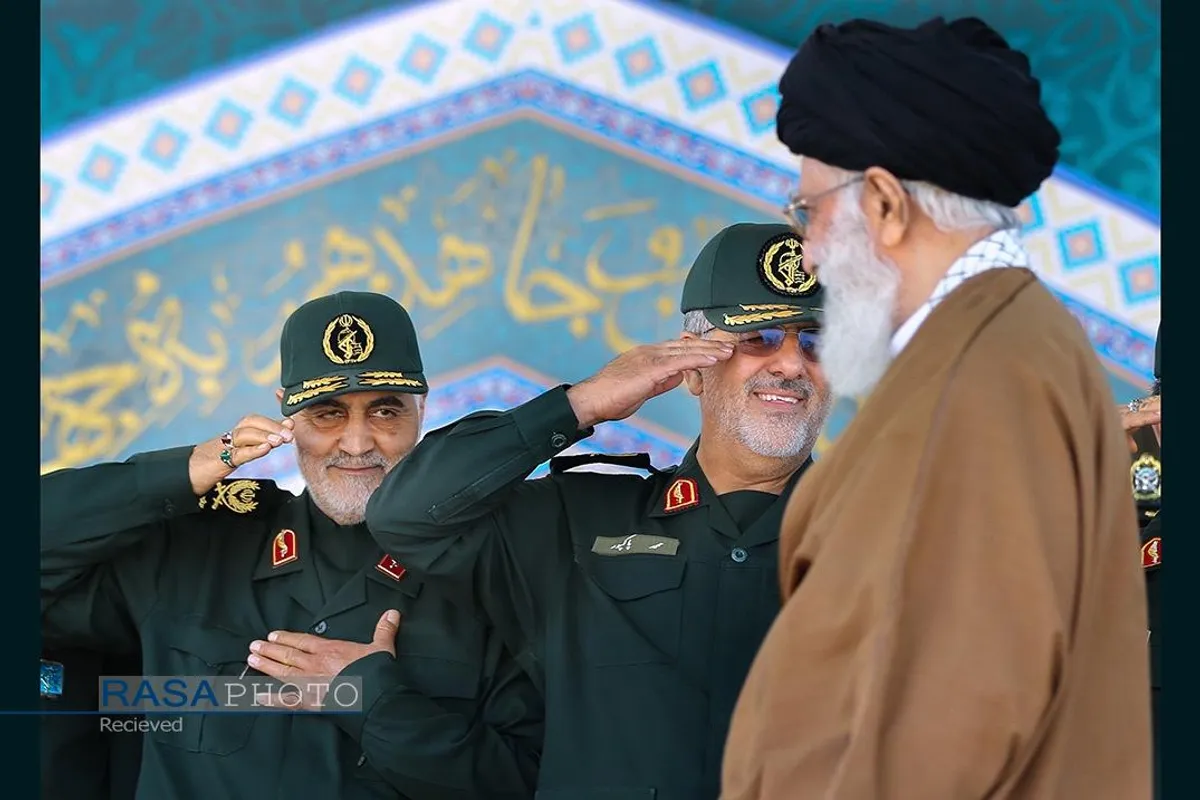مجموعه&zwnj;ای از عکس&zwnj;های سردار شهید حاج قاسم سلیمانی در کنار رهبر معظم انقلاب