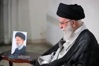حضور رهبر معظم انقلاب در منزل رئیس&zwnj;جمهور شهید آیت الله رئیسی