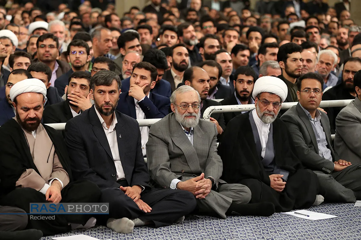 دیدار جمعی از اساتید، اعضای هیئت&zwnj;های علمی و پژوهشگران دانشگاه&zwnj;ها و مراکز علمی با رهبر انقلاب