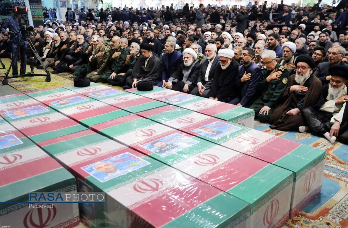 اقامه نماز توسط رهبر معظم انقلاب بر پیکر شهدای خدمت