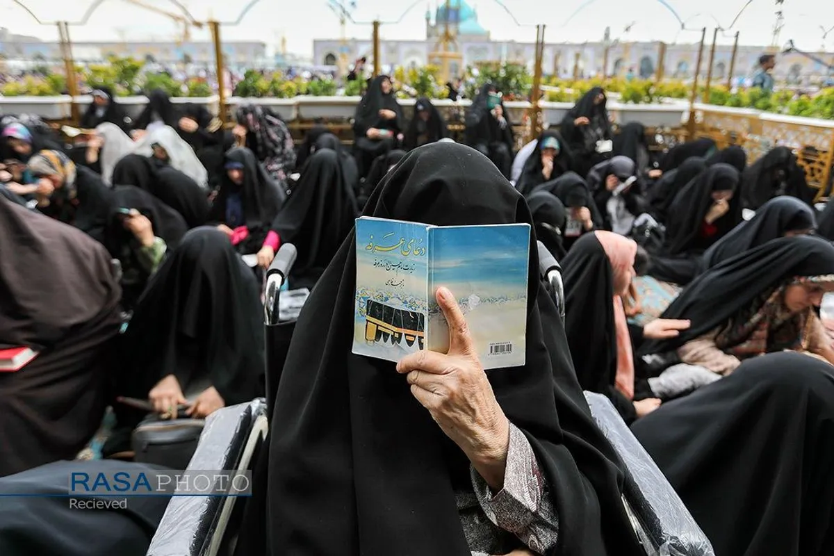 قرائت دعای پرفیض عرفه در حرم مطهر رضوی