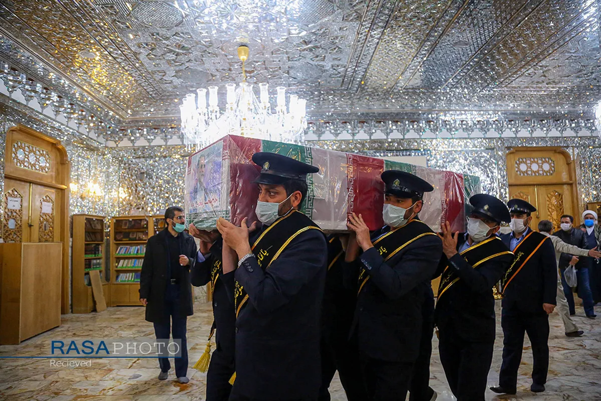 طواف و وداع با پیکر شهید محسن فخری&zwnj;زاده در حرم مطهر حضرت معصومه (س)