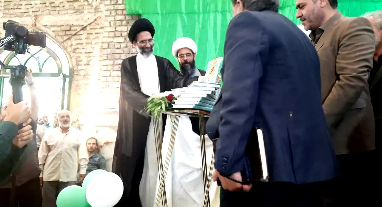 همزمان با هفته وقف آیین رونمایی از کتاب آل مطهر برگزار شد