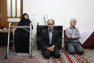 دیدار و تکریم خانواده شهدا با حضور جمعی از طلاب در بیرجند&lrm;