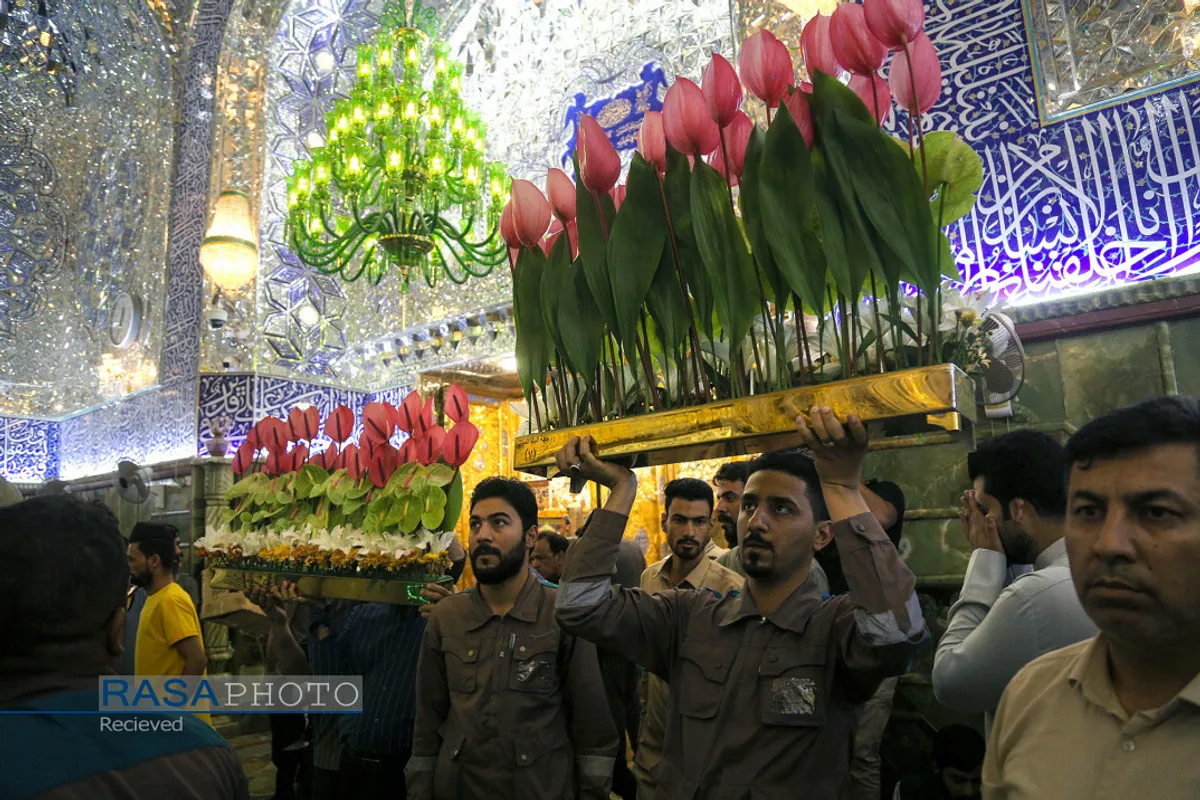 "گل آرایی ضریح مطهر حرم امام علی ع در آستانه عید بزرگ غدیر"