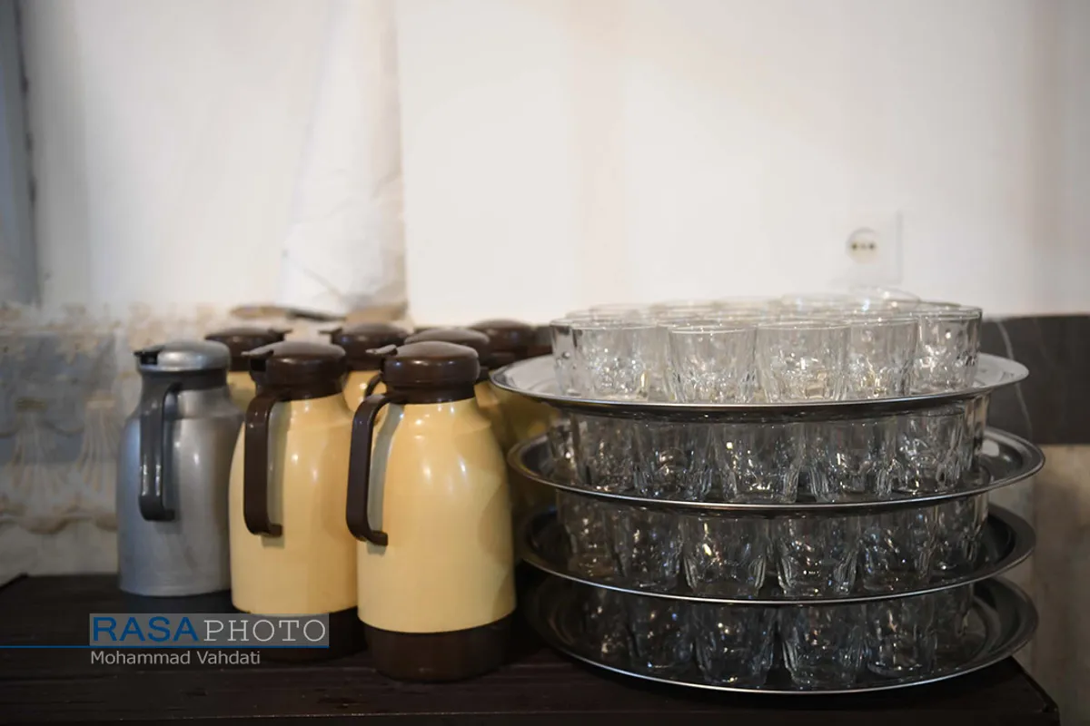 سفره پر برکت افطاری ساده در مسجد مدنی قم