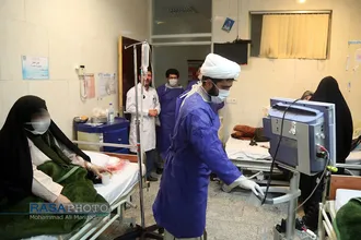 حضور جمعی از طلاب در بخش درمانی بیماران کرونایی در شب میلاد امیرالمومنین (علیه السلام)