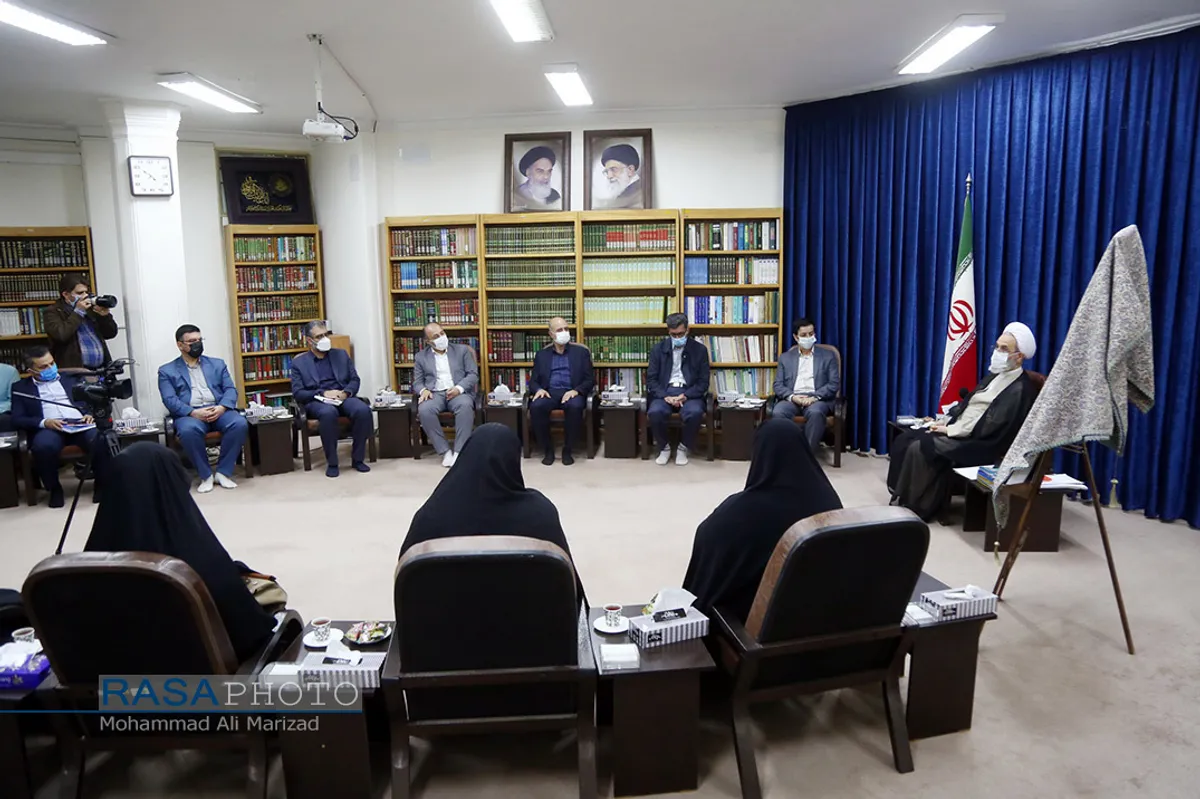 رونمایی از کتاب "سی سالگی" زندگینامه شهید صادقی با حضور آیت الله اعرافی