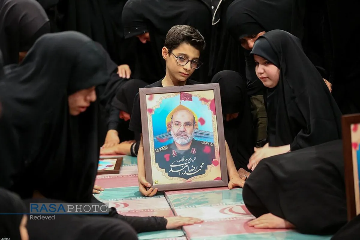 اقامه نماز توسط مقام معظم رهبری بر پیکر هفت شهید راه قدس