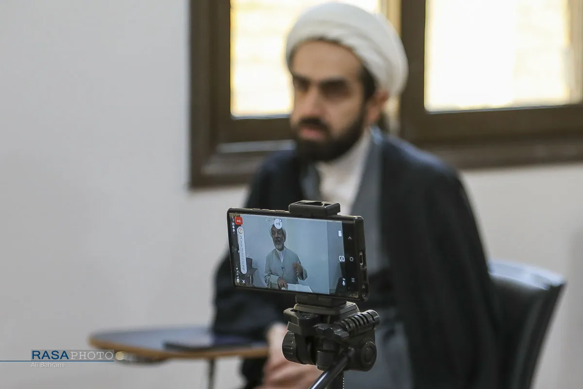 جلسه درس اصول کافی با تدریس حجت الاسلام والمسلمین حمید پارسانیا 