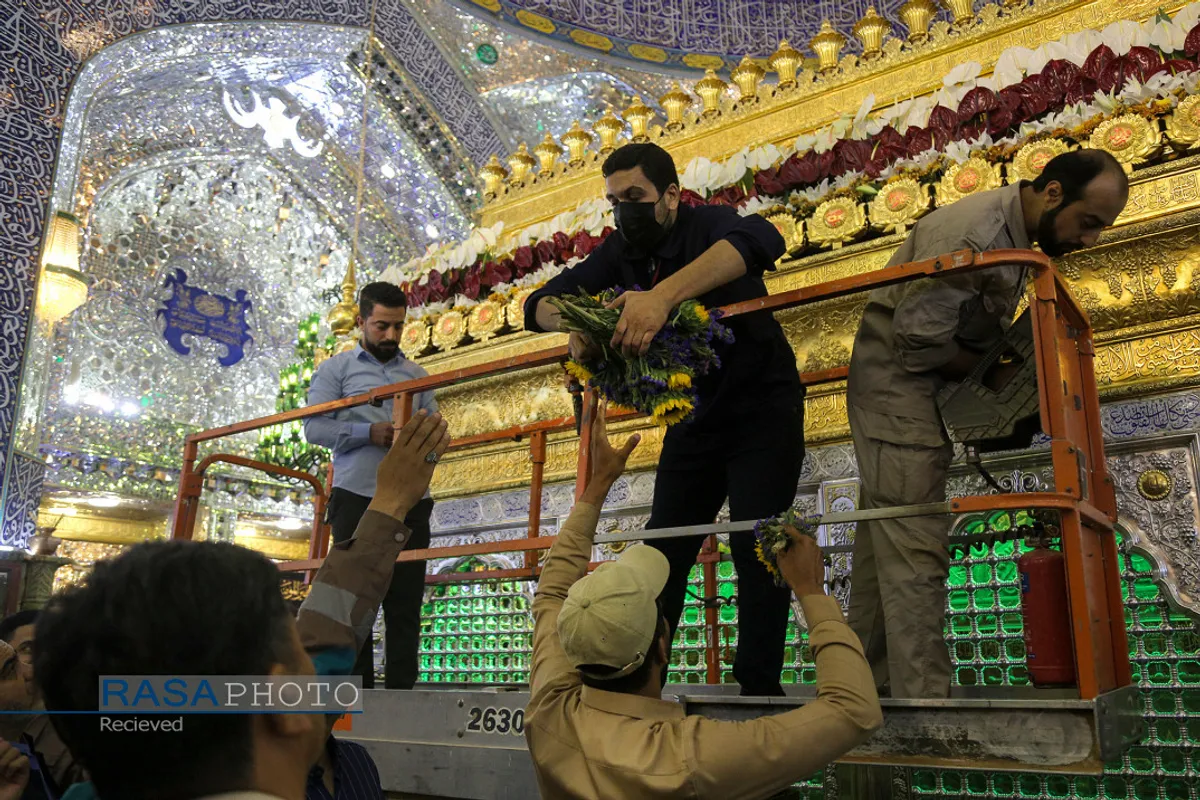 "گل آرایی ضریح مطهر حرم امام علی ع در آستانه عید بزرگ غدیر"