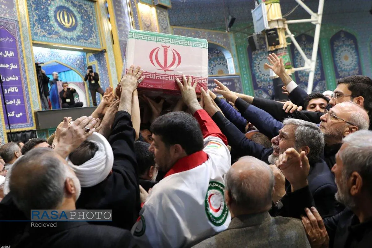 اقامه نماز توسط رهبر معظم انقلاب بر پیکر شهدای خدمت