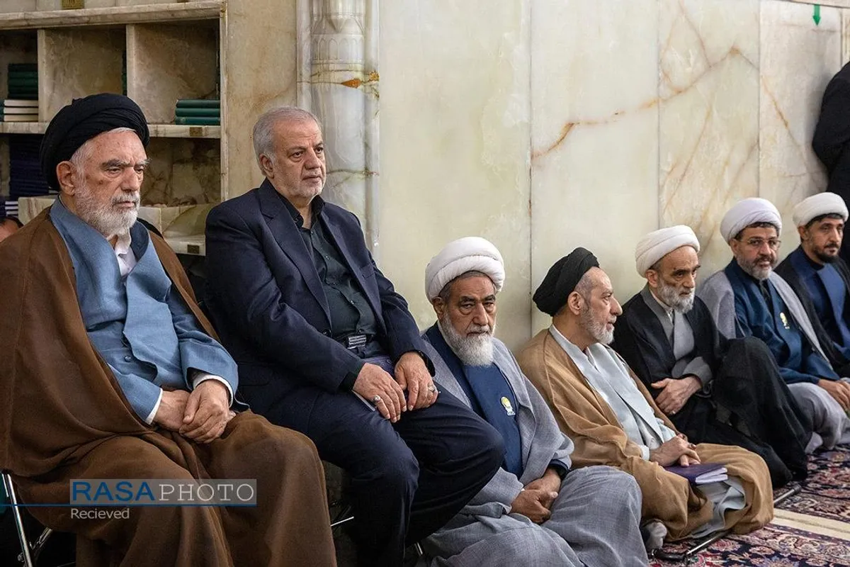 غبارروبی ضریح مطهر رضوی در آستانه دهه &laquo;ولایت و امامت&raquo;